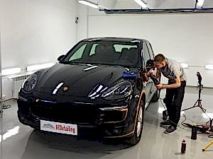 Детейлинг кузова автомобиля включает в себя не только очистку, но и дальнейшую защиту поверхностей, а так же ремонт если он необходим.
